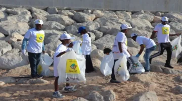 2700 كيلوغرام نفايات.. حملة تنظيف برية في أم القيوين